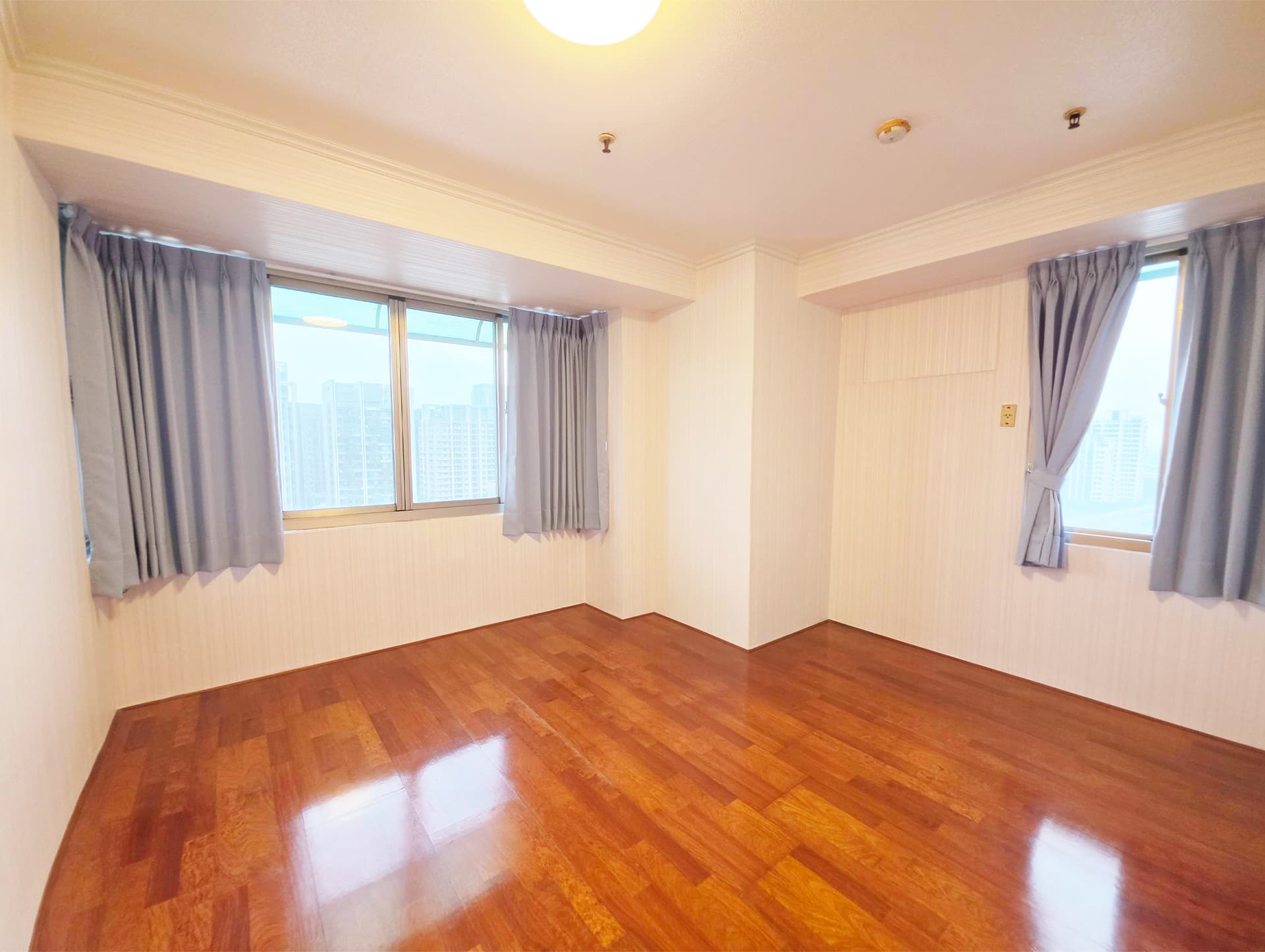 Khu thương mại Vinh Hưng - Tân Trung Nguyên Niên - Tầng cao view đẹp - 4PN kèm chỗ đậu xe